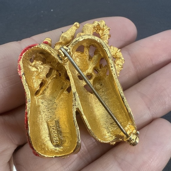 Christmas Slippers w Gifts Enamel COREL Vintage Gold Brooch Pin - Picture 7 of 14